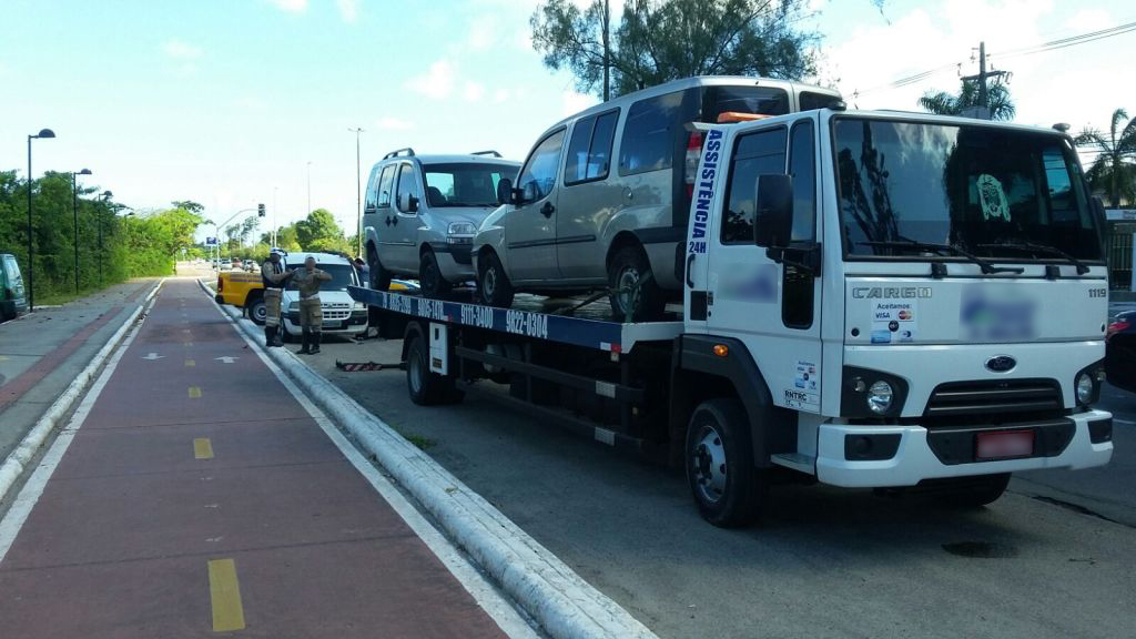 Mais de 600 veículos que realizavam transporte irregular de passageiros foram removidos ao pátio da SMTT em 2015 - SMTT Aracaju